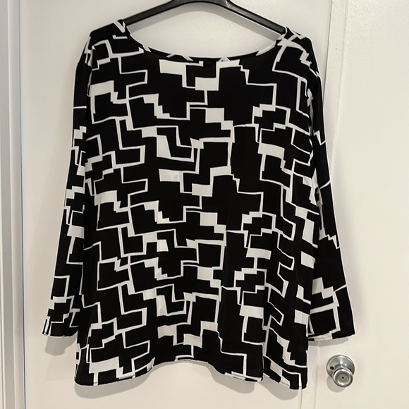 NWT Bloomchic 30 Plus, V-neck Blouse Beautiful black w/white, very elegant! - Picture 3 of 6
